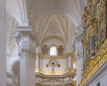 Cathédrale de l'Incarnation - L'orgue (à droite)